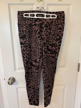 High-Rise Leopard Print Leggings in Brown/Black — Women's Activewear